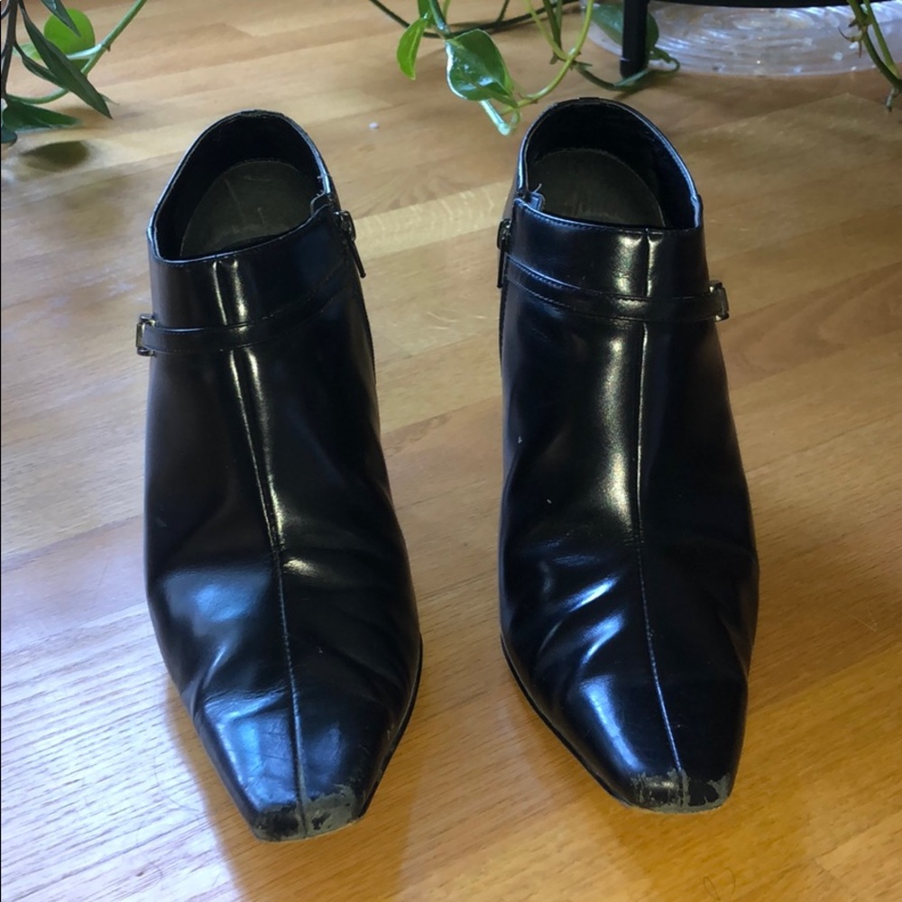 Black point toe bootie heel shoes